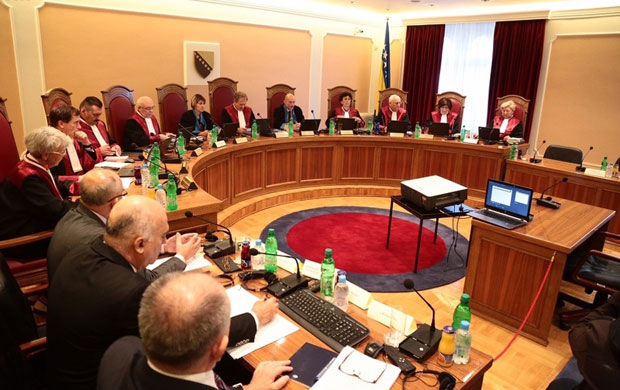 Уставни суд и ОХР урушавају Српску: Додик о сталном притиску странаца